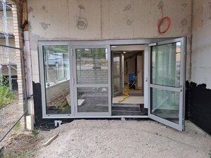 Bild vergr&ouml;&szlig;ern: Glastür durch welche man in die Halle schaut und dort ist ein Trocknungsgerät für den Fußboden installiert.