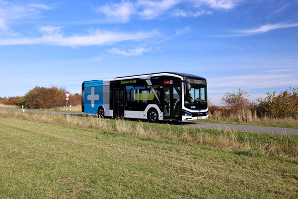 Bild vergr&ouml;&szlig;ern: Auf einer Landstraße fährt ein Linienbus.
