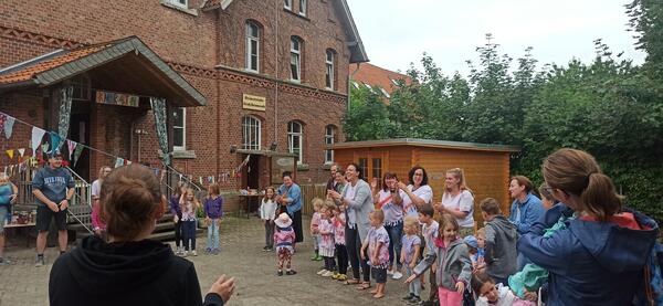 Bild vergr&ouml;&szlig;ern: Fotos (Gemeinde Lehre): Das Sommerfest in der Kita „Hand in Hand“ in Groß Brunsrode war ein voller Erfolg. Ein Thema war der gemeinsame Ausflug in den Tierpark (Gruppenbild).