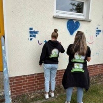 Bild vergr&ouml;&szlig;ern: Auch die Beschäften der Kita Abenteuerland verewigten sich auf der Fassade.