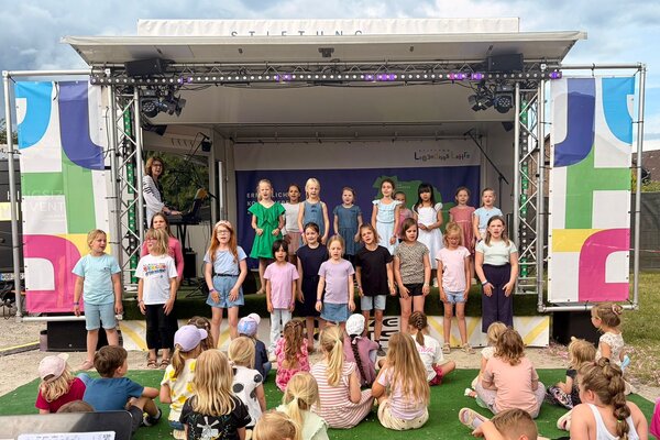 Bild vergr&ouml;&szlig;ern: "Singing Kids" der Grundschule Lehre