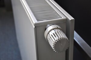 Bild vergr&ouml;&szlig;ern: Ein Heizkörper mit Thermostat