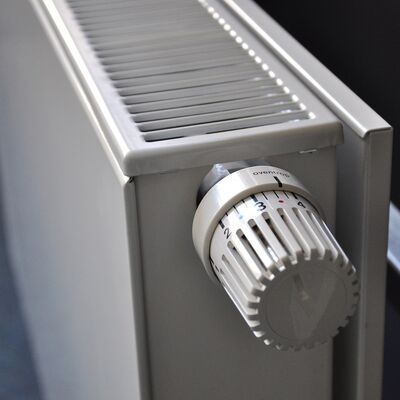 Ein Heizkörper mit Thermostat