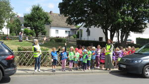 Bild vergr&ouml;&szlig;ern: Fotos (© Gemeinde Lehre): Für die Schulkinder in der Kita „An der Feuerwehr“ gab es einen gebührenden Abschluss mit einer Waldolympiade in Essehof, ein Verkehrs-Projekt und alle gemeinsam feierten ein sportliches Sommerfest.