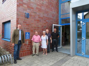 Bild vergr&ouml;&szlig;ern: Foto (© Gemeinde Lehre): Offizielle Einweihung in kleiner Runde – Gemeindebürgermeister Andreas Busch, Bernd Krüger vom AWO Ortsverein Lehre, Ute Wolter vom Sozialverband Lehre, Manfred Hoppe vom Sozialverband VdK Lehre und Eugen Siegmund, Bautechniker de