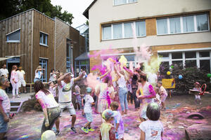 Bild vergr&ouml;&szlig;ern: Fotos (Kita Mühlennest): Zum Abschluss des Sommerfestes feierte die Kita „Mühlennest“ ein Holi-Festival.