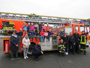 Bild vergr&ouml;&szlig;ern: Foto (© Gemeinde Lehre): Abschlussfoto: Die grüne Gruppe der Kita „An der Feuerwehr“ besuchte jetzt die benachbarte Feuerwehr und verbrachte einen aufregenden Tag.