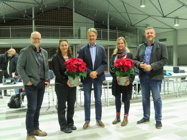 Bild vergr&ouml;&szlig;ern: Fotos (© Gemeinde Lehre): Verwaltungsleiter Tobias Breske, Vorsitzender des Gemeinderats Jürgen Haberland sowie Gemeindebürgermeister Andreas Busch bedankten sich bei Julia Carluccio für ihre Arbeit als Gleichstellungsbeauftragte und gratulierten Marlene