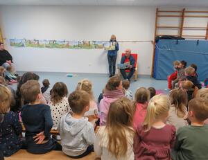 Bild vergr&ouml;&szlig;ern: Fotos (© Gemeinde Lehre, privat): Der bundesweite Vorlesetag war am 18. November – auch einigen Kitas in der Gemeinde Lehre wurde wieder fleißig vorgelesen.
