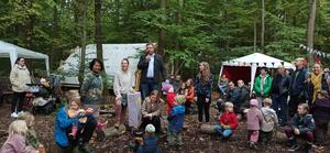 Bild vergr&ouml;&szlig;ern: Foto (© Gemeinde Lehre): Der Waldkindergarten in Essehof feierte sein fünfjähriges Bestehen – da gratulierte natürlich auch der Bürgermeister.