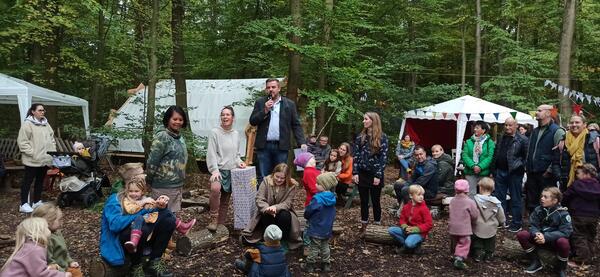Bild vergr&ouml;&szlig;ern: Foto (© Gemeinde Lehre): Der Waldkindergarten in Essehof feierte sein fünfjähriges Bestehen – da gratulierte natürlich auch der Bürgermeister.