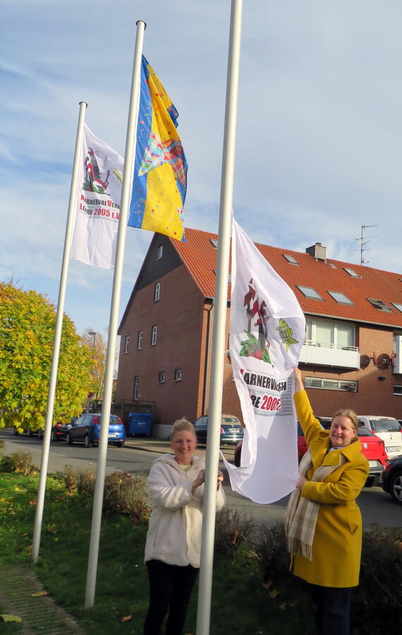 Bild vergr&ouml;&szlig;ern: Foto: (© Gemeinde Lehre) Saskia Speckmann (links) und Diana Siedentopf beim Hochziehen der Fahnen
