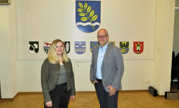 Bild vergr&ouml;&szlig;ern: Foto (© Gemeinde Lehre): Die neue Klimaschutzmanagerin Pia Böhmer wird von Verwaltungsleiter Tobias Breske im Rathaus der Gemeinde Lehre begrüßt.