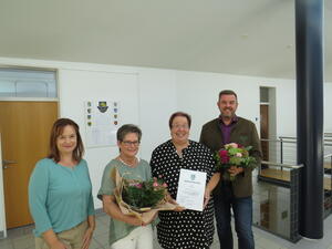 Bild vergr&ouml;&szlig;ern: Foto (Gemeinde Lehre): Nicole Behlendorf, Barbara Kluge und Andras Busch gratulierten Sabine Günther (3.v.l.) zu 40 Jahren im Dienst der Gemeinde Lehre.