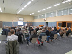 Bild vergr&ouml;&szlig;ern: Foto (© Gemeinde Lehre): In Essenrode fand eine Informationsveranstaltung der Firma Tennet über das Bauprojekt am Stromnetzwerk Wahle-Wolmirstedt statt.