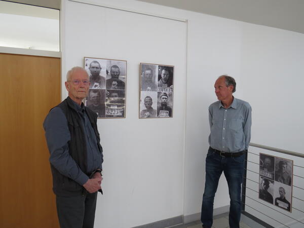 Bild vergr&ouml;&szlig;ern: Foto(Gemeinde Lehre): Die beiden Ausstellungsgestalter Jens Dürrkopf und Uwe Otte führen persönlich durch die Fotoausstellung.