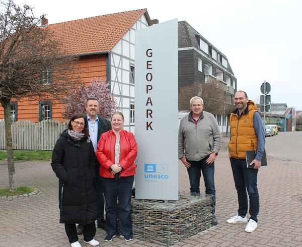 Bild vergr&ouml;&szlig;ern: Tanja Mühlhaus vom Trägerverein Geopark aus Königslutter, Gemeindebürgermeister Andreas Busch, Diana Siedentopf als stellvertretende Ortsbürgermeisterin von Lehre, Geschäftsstellenleiter des Geopark-Trägervereins Dr. Henning Zellm