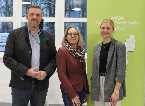 Bild vergr&ouml;&szlig;ern: Foto (© Gemeinde Lehre): Gemeindebürgermeister Andreas Busch, Iris Hofmann (nifbe) und Theresa Beutnagel (Fachstelle Kinderschutz Landkreis Helmstedt) beim Fachtag der Gemeinde Lehre zum Thema Kinderschutz.