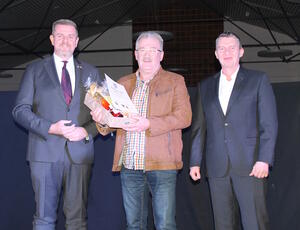 Bild vergr&ouml;&szlig;ern: Foto (© Gemeinde Lehre): Eckhard Rubach(Mitte) wurde von Gemeindebürgermeister Andreas Busch(links) und Ortsbürgermeister Robert Steinborn für seinen ehrenamtlichen Einsatz ausgezeichnet.