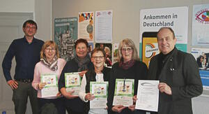 Bild vergr&ouml;&szlig;ern: Foto (© Landkreis Helmstedt): Schulungskurs "ehrenamtliche Betreuung" erfolgreich absolviert: v.l.: Christian Roder (Referent BVOC), Petra Habermann, Jutta Koch, Sabine Niewint, Kerstin Liebsch, Landrat Gerhard Radeck