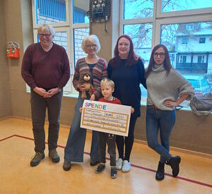 Bild vergr&ouml;&szlig;ern: Foto(©Kita Flechtorf): Ulrich Meyerhof (Kita Flechtorf), Melinda Lechtenberg (Kinderhospiz-Stützpunkt Löwenherz Braunschweig), Anja Lüddecke (Kita Flechtorf), Bianca Brandes (Kita Flechtorf) und Kita-Kind Jannis Behrens freuten sich gemein
