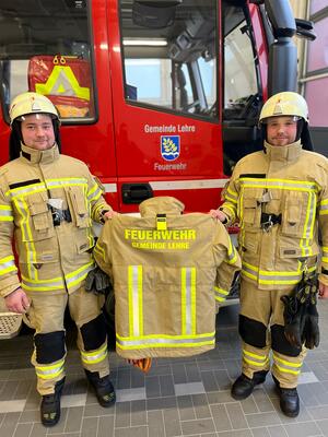 Bild vergr&ouml;&szlig;ern: Foto(© Gemeindefeuerwehr Lehre): Einsatzkräfte in neuer Schutzkleidung.