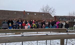 Bild vergr&ouml;&szlig;ern: Foto(© Kita an der Feuerwehr): Die Kinder und Eltern der Grünen Gruppe der Kita an der Feuerwehr in Lehre.