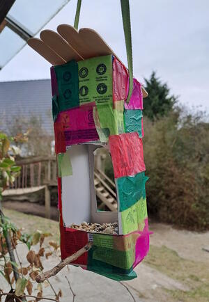 Bild vergr&ouml;&szlig;ern: Foto(© Kita an der Feuerwehr): Eines der gebastelten Upcycling-Vogelfutterhäuser. Ganz einfach zum Nachmachen.