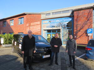 Bild vergr&ouml;&szlig;ern: Foto (© Gemeinde Lehre):Verbandsvorsitzender Detlef Tanke, Gemeindebürgermeister Andreas Busch und Alexander Büll von CleverShuttle beim Start des Flexos in der Gemeinde Lehre Ende 2021.