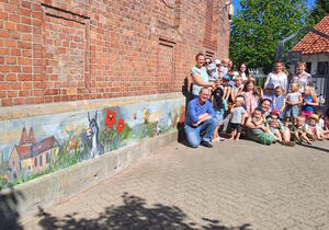 Bild vergr&ouml;&szlig;ern: Foto(Gemeinde Lehre): Das kunterbunte Kunstwerk von Norman Groß erfreut die ganze Kita „Hand in Hand“ in Groß Brunsrode.