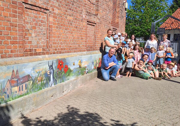 Bild vergr&ouml;&szlig;ern: Foto(Gemeinde Lehre): Das kunterbunte Kunstwerk von Norman Groß erfreut die ganze Kita „Hand in Hand“ in Groß Brunsrode.