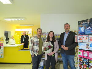 Bild vergr&ouml;&szlig;ern: Foto (Gemeinde Lehre): Gemeindebürgermeister Andreas Busch (rechts) gratuliert den Betreibern Dennis Stips und Anika Jager zur Neueröffnung ihres Geschäftes „Papier und mehr“ an der Berliner Straße 33.