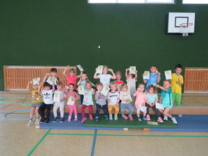 Bild vergr&ouml;&szlig;ern: Foto 1 (Gemeinde Lehre): Die Kinder der roten Gruppe der Kita Mühlenknirpse in Wendhausen absolvieren erfolgreich das Mini-Sportabzeichen und erhielten eine Urkunde und ein Abzeichen.