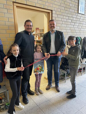 Bild vergr&ouml;&szlig;ern: Foto (© Gemeinde Lehre): Gemeindebürgermeister Andreas Busch(rechts) und der kommissarische Rektor Maximilian Hömme eröffneten gemeinsam mit Susi, Jaliyah und Max, die den Vorlesewettbewerb gewonnen haben, die neue Schulbibliothek.