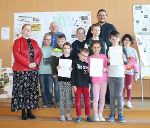 Bild vergr&ouml;&szlig;ern: Foto (© Gemeinde Lehre): Alle Teilnehmenden des Vorlese-Wettbewerbs in der Grundschule Lehre und die Jury Diana Siedentopf, Hartwig Möllenberg und Maximilian Hömme.