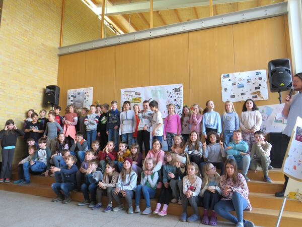 Bild vergr&ouml;&szlig;ern: Foto (© Gemeinde Lehre): Insgesamt 100 Kinder der Grundschule Lehre haben das Sportabzeichen in Bronze, Silber oder Gold geschafft.