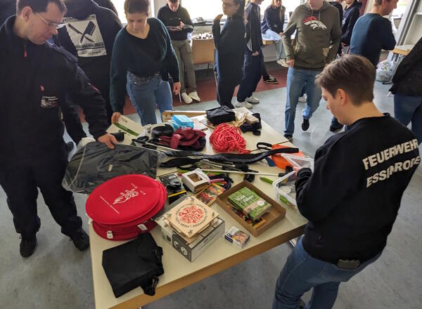 Bild vergr&ouml;&szlig;ern: Foto(Gemeindejugendfeuerwehr Lehre): Den umfangreichen Inhalt der Erlebnisboxen probierten die Jugendfeuerwehrbetreuenden gleich selber aus.