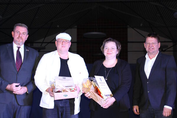Bild vergr&ouml;&szlig;ern: Foto (© Gemeinde Lehre): Gemeindebürgermeister Andreas Busch(links) und Thomas Ponath, Ortsbürgermeister Wendhausen, ehrten Angelika und Thorsten Geschkes ehrenamtliches Engagement für die Holländerwindmühle in Wendhausen.