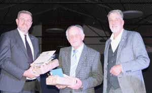 Bild vergr&ouml;&szlig;ern: Foto (© Gemeinde Lehre): Hartmut Bosse(Mitte) wurde am letzten Ehrenamtstag von Gemeindebürgermeister Andreas Busch(links) und Ortsbürgermeister Ulrich Nehring für sein Engagement geehrt.
