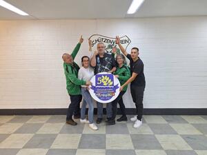 Bild vergr&ouml;&szlig;ern: Foto (Quelle: Schützenverein Essenrode): Das Team aus Essenrode feiert mit Schießsportleiter Manuel Bulger den Sieg im Schützenheim Flechtorf.