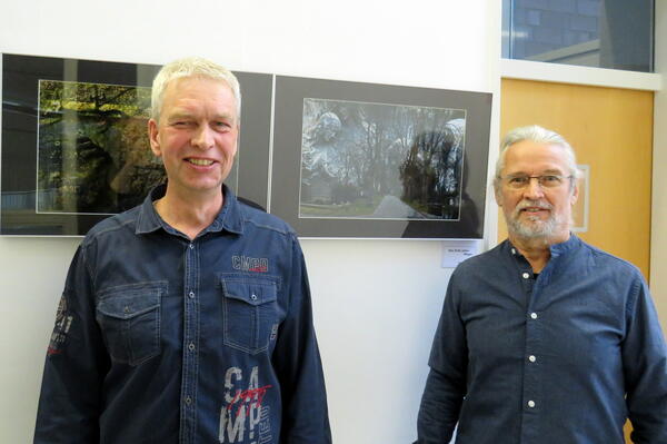 Bild vergr&ouml;&szlig;ern: Foto (© Gemeinde Lehre): Die Ausstellung „Mehr… sehen“ wurde jetzt im Rathaus eröffnet: Frank Müller (links) und Hartmut Slotta bei der Eröffnung.