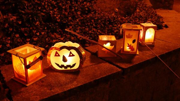 Mit bunten Laternen ziehen die Kinder in November wieder durch die Straßen.
