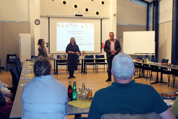 Bild vergr&ouml;&szlig;ern: Foto (© Gemeinde Lehre): Ilona Stolpmann, Landkreis Helmstedt und Marina Romaschin, NSI Consult, stellten in Lehre die Ergebnisse der Bürgerbefragung vor.