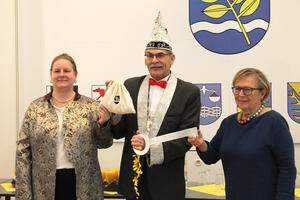 Bild vergr&ouml;&szlig;ern: Foto (© Gemeinde Lehre): Wolfgang Rockar als neues „Gemeindeoberhaupt“ bekam von Edelgard Hahn (rechts), stellvertretende Gemeindebürgermeisterin, den Rathausschlüssel und von Diana Siedentopf, stellvertretende Ortsbürgermeisterin Lehre, das Stadtsäckel m