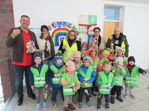 Bild vergr&ouml;&szlig;ern: Foto (© Gemeinde Lehre): Bürgermeister Andreas Busch und Sozialkoordinatorin Sylvia Klapper(von links) freuten sich über den selbstgebastelten Baumschmuck der Kinder der Kita „An der Feuerwehr“.