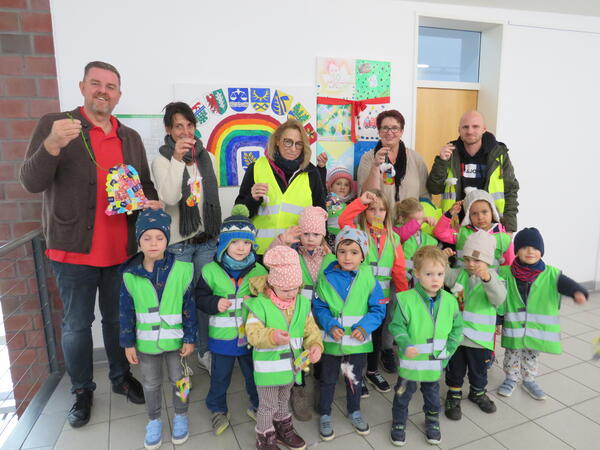 Bild vergr&ouml;&szlig;ern: Foto (© Gemeinde Lehre): Bürgermeister Andreas Busch und Sozialkoordinatorin Sylvia Klapper(von links) freuten sich über den selbstgebastelten Baumschmuck der Kinder der Kita „An der Feuerwehr“.