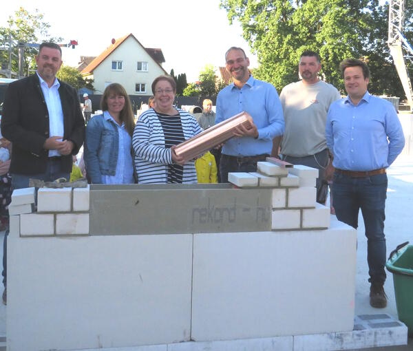 Bild vergr&ouml;&szlig;ern: Foto (© Gemeinde Lehre): Bürgermeister Andreas Busch, Dina Schulze-Latta (stellv. Ortsbürgermeisterin Essenrode), Sabine Günther (Kitaleitung), Marco Schulz (Bauamtsleiter), Dirk Hasselberg (Polier Max Müller) und Nikolas Hilmer(Die Planschmiede2KS)(v.l.)