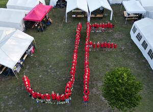 Bild vergr&ouml;&szlig;ern: Foto (©Gemeindejugendfeuerwehr Lehre): Alle Teilnehmenden des Zeltlagers in Friedensau.