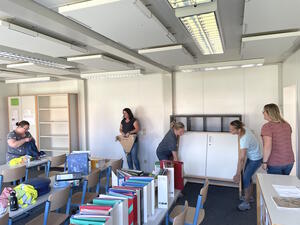 Bild vergr&ouml;&szlig;ern: Foto (© Gemeinde Lehre): Die Eltern packten beim Einräumen des fertigen Klassenraums tatkräftig mit an.