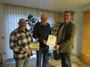 Bild vergr&ouml;&szlig;ern: Foto (© Gemeinde Lehre): Herbert Hecker(Mitte) wurde von Gemeindebürgermeister Andreas Busch(rechts) und Ortsbürgermeister Kai Rosilius für seinen ehrenamtlichen Einsatz ausgezeichnet.